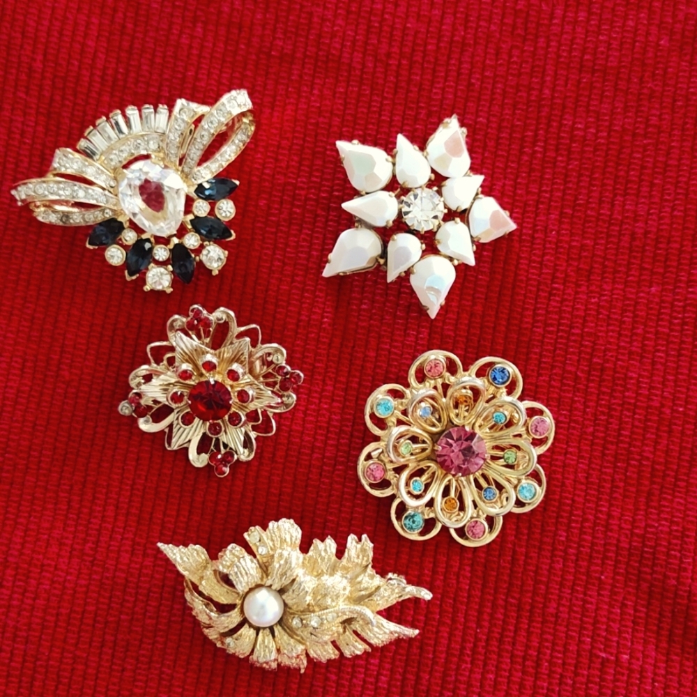 Elegant Signed Gold and Multicolor Brooch Set